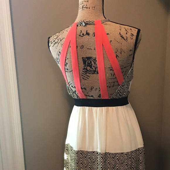 Coral Print Maxi. Dainty Hooligan Boutique. - Picture 5 of 6